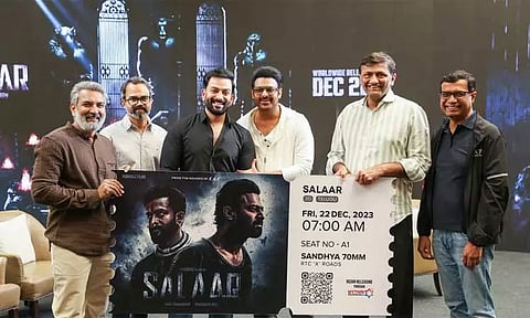 'சலார்' படத்தின் முதல் டிக்கெட்டை வாங்கிய இயக்குனர் ராஜமவுலி..!