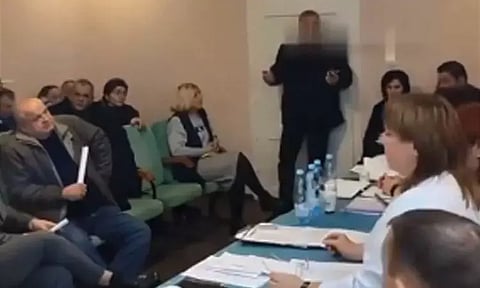 உக்ரைன்: கூட்டத்தில் திடீரென கையெறி குண்டுகளை உருட்டி விட்ட கவுன்சிலர்