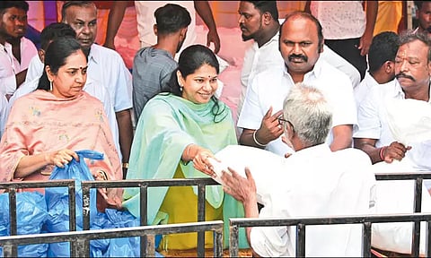 மயிலாப்பூரில் 1,000 குடும்பங்களுக்கு நிவாரண பொருட்கள் -கனிமொழி எம்.பி. வழங்கினார்