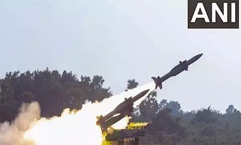 ஒரே நேரத்தில் 4 இலக்குகளை தாக்கும் ஆகாஷ் ஏவுகணை வெற்றிகரமாக சோதனை: இந்தியா புதிய சாதனை