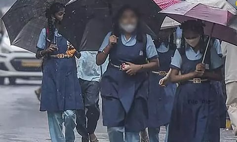 கனமழை எதிரொலி; தூத்துக்குடி மற்றும் நெல்லை மாவட்டங்களில் உள்ள பள்ளி, கல்லூரிகளுக்கு நாளை விடுமுறை!