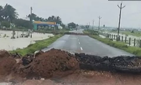 நெல்லையில் சாலைகள் துண்டிப்பு - 20 கிராம மக்கள் தவிப்பு