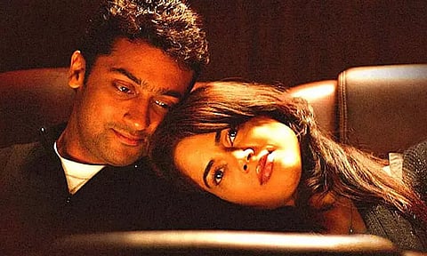 ரீ-ரிலீஸ் செய்யப்பட்ட 'வாரணம் ஆயிரம்' திரைப்படம்... திரையரங்குகளில் இசை கச்சேரி நடத்தும் ரசிகர்கள்...!