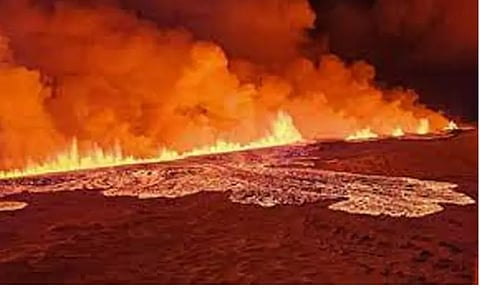 ஐஸ்லாந்தில் வெடித்து சிதறிய எரிமலை - மக்கள் அவசர அவசரமாக வெளியேற்றம்