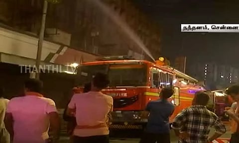 சென்னை அண்ணாசாலையில் ஜெராக்ஸ் மிஷின் விற்பனைக் கடையில் தீ விபத்து