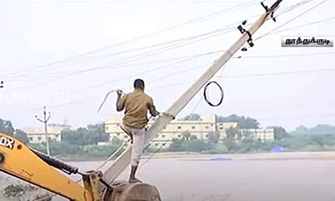 தூத்துக்குடியில் 100-க்கும் மேற்பட்ட மின்கம்பங்கள் சேதம் - சரிசெய்யும் பணிகள் தீவிரம்