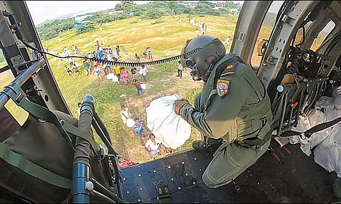 ஸ்ரீவைகுண்டம் பகுதி மக்களுக்கு இந்திய கடற்படை சார்பில் 3.2 டன் நிவாரண பொருட்கள்