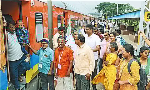 காசி தமிழ் சங்கமம் நிகழ்ச்சிக்கு புறப்பட்ட 4-வது குழு