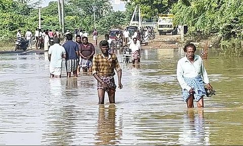 தூத்துக்குடி மழை வெள்ளம்: மூத்த ஐ.ஏ.எஸ். அதிகாரிகள் 6 பேர் நியமனம் - தமிழக அரசு உத்தரவு