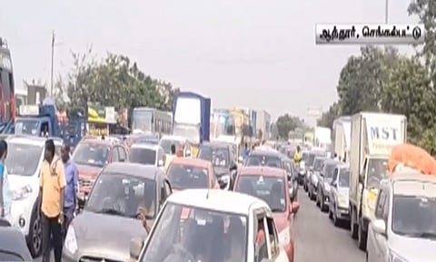 தொடர் விடுமுறையையொட்டி, சொந்த ஊர்களுக்கு படையெடுக்கும் மக்கள்