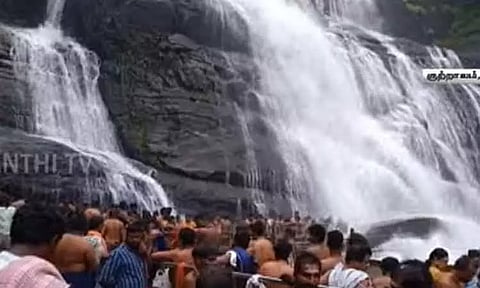 குற்றாலம் மெயின் அருவியில் குளிக்க அனுமதி - ஐயப்ப பக்தர்கள் வருகை அதிகரிப்பு