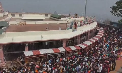 தொடர் விடுமுறை: பழனியில் பக்தர்கள் 5 மணி நேரம் காத்திருந்து சாமி தரிசனம்