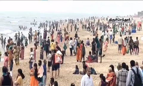 6 நாட்களுக்கு பின் திருச்செந்தூர் முருகன் கோவிலில் பக்தர்கள் சாமி தரிசனம்