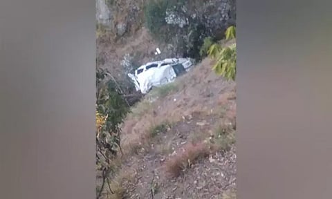 காஷ்மீரில் கார் பள்ளத்தாக்கில் கவிழ்ந்து விபத்து: 2 பேர் பலி 13 பேர் காயம்