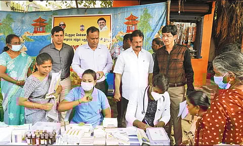 சாலை பள்ளங்களை சீரமைக்கும் பணிகள் தீவிரம்: கமிஷனர் ராதாகிருஷ்ணன் தகவல்