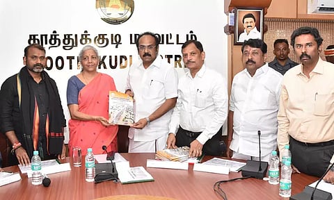 மழை நிவாரணம்: நிர்மலா சீதாராமனிடம் 72 பக்க மனுவை அளித்தார் அமைச்சர் தங்கம் தென்னரசு