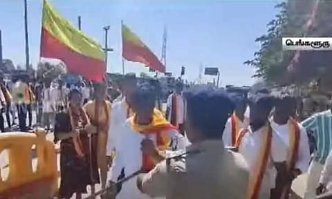 பெங்களூருவில் பிற மொழி விளம்பரப் பலகைகளை உடைத்து கன்னட அமைப்பினர் போராட்டம்