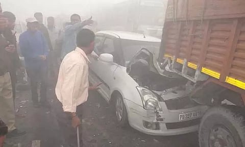 உத்தர பிரதேசம்: பனிமூட்டம் காரணமாக சாலை விபத்துகளில் 6 பேர் பலி, பலர் காயம்