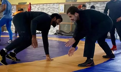 பஜ்ரங் பூனியாவுடன் மல்யுத்தத்தில் ஈடுபட்ட ராகுல் காந்தி: வைரலாகும் புகைப்படம்