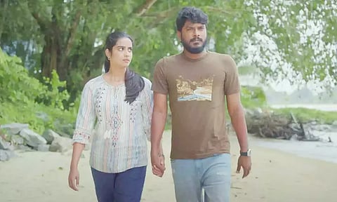 நீயும் இங்கே நானும் இங்கே சேரும் வழி எங்கே -வைரலாகும் மணிகண்டன் பட பாடல்