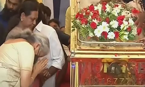 தேமுதிக தலைவர் விஜயகாந்த் உடலுக்கு மத்திய மந்திரி நிர்மலா சீதாராமன் அஞ்சலி