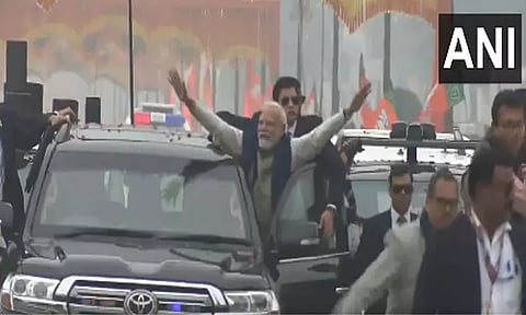 அயோத்தி சென்றுள்ள பிரதமர் மோடிக்கு வழி நெடுகிலும் மக்கள் உற்சாக வரவேற்பு