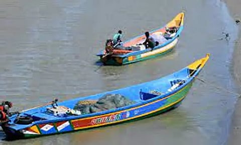 பழவேற்காடு மீனவர்கள் கடலுக்கு செல்ல தடை