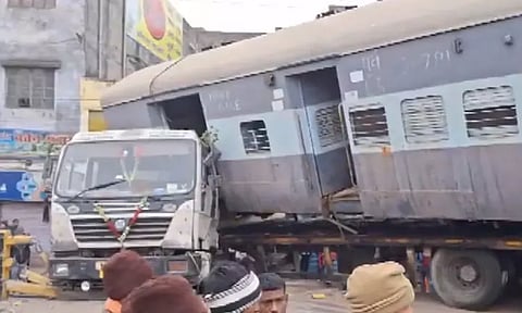 லாரி உடைந்ததால் நடுரோட்டில் கவிழ்ந்த ரெயில் பெட்டி... பீகாரில் பரபரப்பு...!