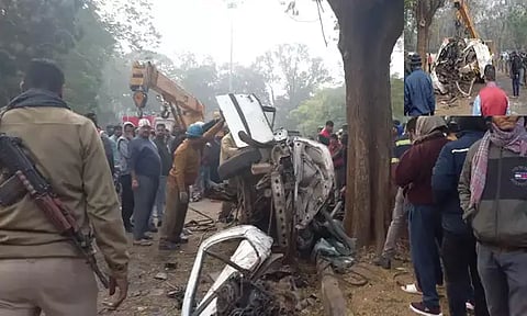 ஜார்க்கண்ட்: சாலை தடுப்பு மீது கார் மோதி விபத்து - 6 பேர் பலி