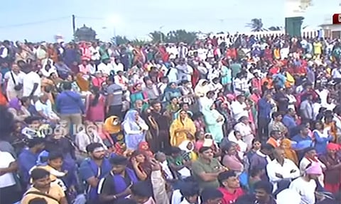 கன்னியாகுமரியில் ஆண்டின் முதல் சூரிய உதயத்தை கண்டு ரசித்த சுற்றுலா பயணிகள்..!