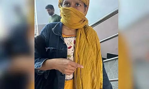 லிப்ட் கொடுத்த ஆண்களிடம்...கிப்ட் கேட்ட இளம்பெண் கைது: விசாரணையில் திடுக்கிடும் தகவல்