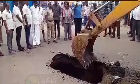 சென்னை: அம்பத்தூரில் சாலை திடீரென உள்வாங்கியதால் பரபரப்பு