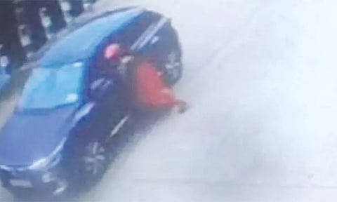 வரதட்சணை கொடுமை.. பிரிவு.. மோதல்: மனைவியை காரில் தரதரவென இழுத்துச் சென்ற கணவன்