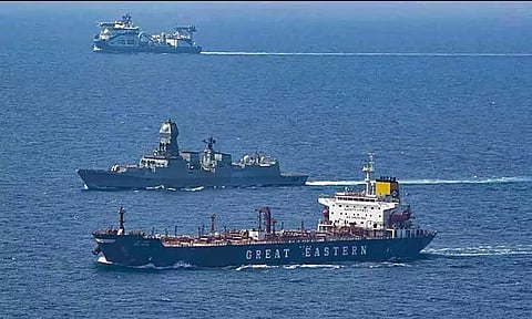 சோமாலியா அருகே 15 இந்தியர்களுடன் கப்பல் கடத்தல்..! மீட்பு நடவடிக்கையில் இந்திய கடற்படையினர் தீவிரம்