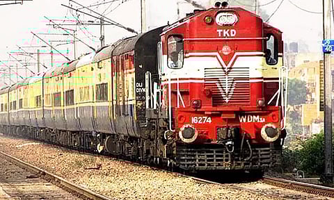 காவேரி எக்ஸ்பிரஸ் ரெயில் மீது மர்ம நபர்கள் கல் வீச்சு...!