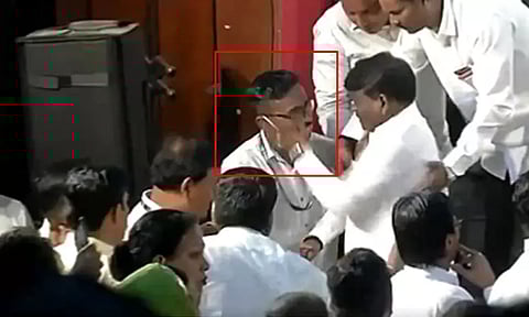 அரசு நிகழ்ச்சியில் காவலரை கன்னத்தில் அறைந்த பா.ஜ.க. எம்.எல்.ஏ.; பரபரப்பு வீடியோ