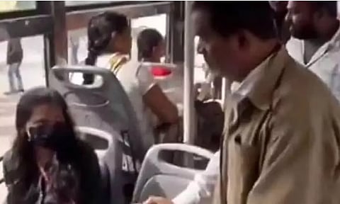 இலவச பஸ் பயண திட்டத்தால் வாழ்வாதாரம் பாதிப்பு: நூதன போராட்டம் நடத்திய ஆட்டோ டிரைவர்கள்