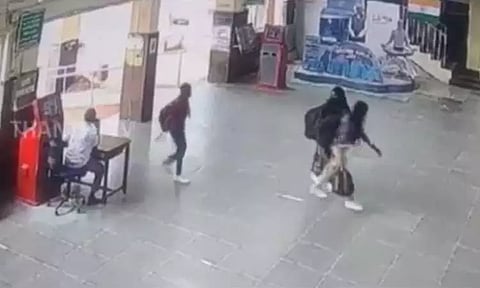 பிடிஎஸ் குழுவை பார்ப்பதற்காக கரூரில் இருந்து கொரியா செல்ல முயன்ற அரசுப்பள்ளி மாணவிகள் - போலீசார் மீட்பு