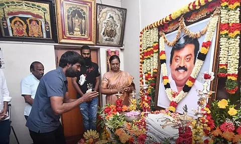 கேப்டன் விஜயகாந்த் உருவப்படத்துக்கு நடிகர் சூரி மரியாதை!