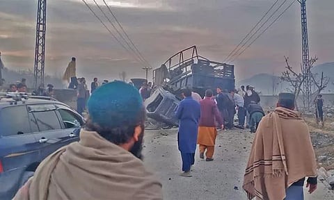 போலியோ சொட்டுமருந்து வழங்கும் மருத்துவக்குழுவை குறிவைத்து தாக்குதல்: 5 போலீசார் பலி