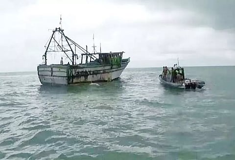 கோடியக்கரையில் மீன்பிடித்த மயிலாடுதுறை மீனவர்கள் 29 பேர் சிறைபிடிப்பு