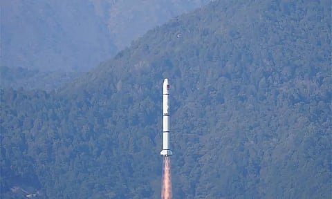 தாமரை வடிவிலான வானியல் செயற்கைக்கோளை செலுத்தியது சீனா