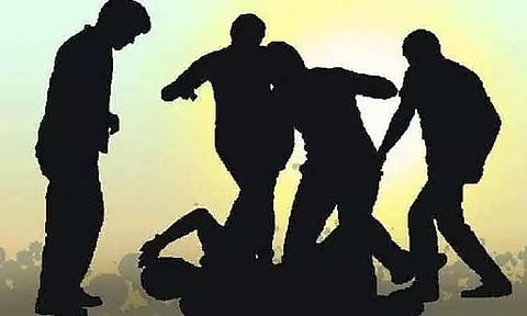 தோழியை பார்க்க வந்த கல்லூரி மாணவனுக்கு நேர்ந்த கொடூரம்.. கடத்தி சென்று துன்புறுத்திய கும்பல்