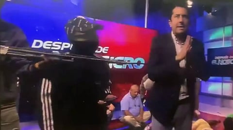 நேரலையின்போது டி.வி. நிலையத்தில் புகுந்து அதிரடி காட்டிய ஆயுத கும்பல்; வைரலான வீடியோ