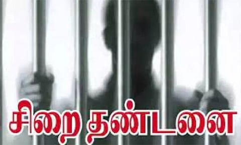 மாணவியிடம் ஆசை வார்த்தை கூறி உல்லாசம்: அரசு பள்ளி ஆசிரியர் கைது