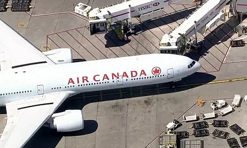 கனடா: விமானம் புறப்படும் முன் கதவை திறந்து கீழே குதித்த நபரால் பரபரப்பு