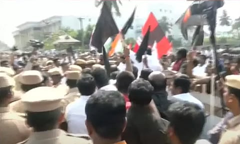 சேலத்தில் கவர்னருக்கு எதிராக கருப்புக்கொடி காட்டி போராட்டம் நடத்தியவர்கள் கைது!