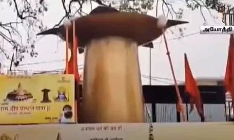ராமர் கோவிலுக்காக குஜராத் விவசாயி தயாரித்த 1,100 கிலோ அகல் விளக்கு - அயோத்தி வந்தடைந்தது