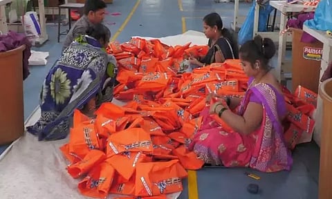 கும்பாபிஷேக விழா: சூரத்தில் ராமர் பெயருடன் கூடிய தொப்பிகள் தயாரிக்கும் பணிகள் மும்முரம்