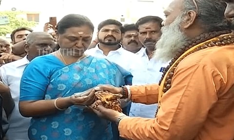 'நான் உன்ன விட்டு எங்கயும் போகல' - பிரேமலதாவிடம் விஜயகாந்த் குரலில் அருள்வாக்கு கூறிய சாமியார்